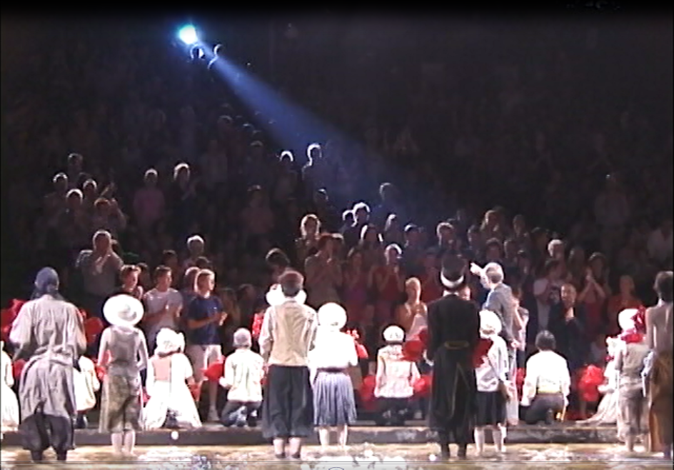 終演後喝采を受ける維新派『水街』(2000)