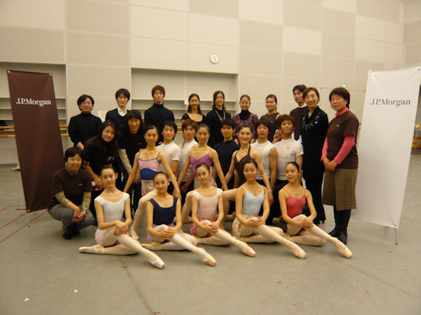 ろう学校 盲学校の子どもたちが バレエ公演 くるみ割り人形 観劇とバレエ研修所レッスン見学を楽しみました ニュース 新国立劇場
